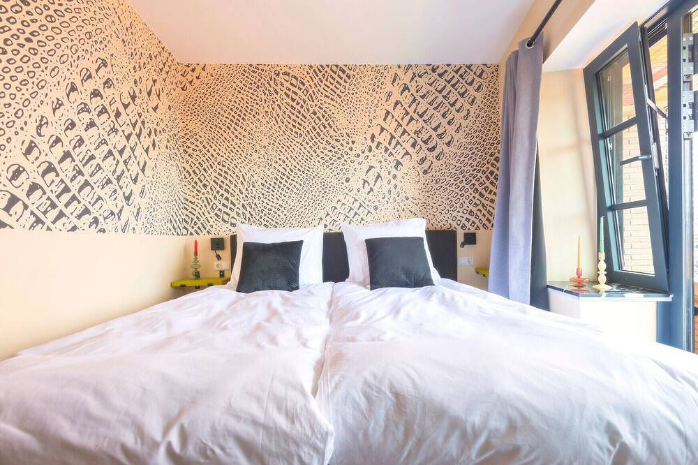 Geheel appartement, Ervaar het unieke De Stijl-geïnspireerde design van Nelly van Doesburg in deze betaalbare, stijlvolle suite in het centrum van Tilburg. Een slimme keuze voor reizigers die waarde hechten aan snelle Wi-Fi, comfort en een centrale locatie in de stad. in Tilburg, Noord-Brabant