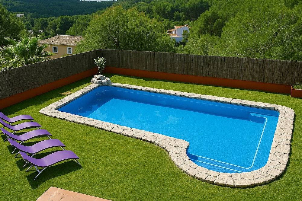 A 10 minutos de Sitges en coche. Villa El Olivo. Piscina Xxl. Climatizada 28º in Sitges, Garraf