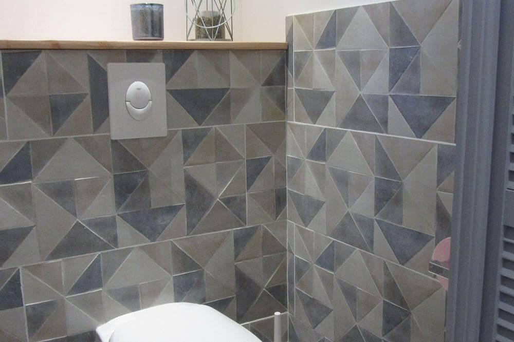 Beautiful bright two-room apartment, well located, without vis-à-vis in Fayence, Draguignan region
