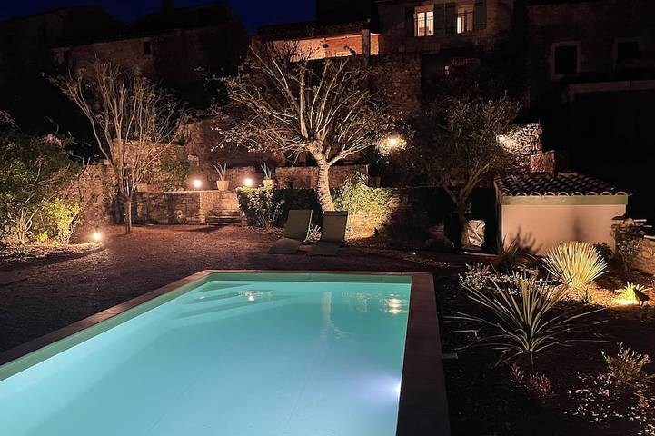 Location de vacances pour 8 personnes, avec jacuzzi ainsi que jardin et balcon à Saint-André-de-Roquepertuis