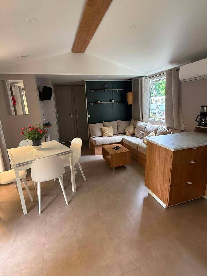 Camping pour 7 personnes, avec Jacuzzi et Terrasse ainsi que Piscine et Vue à Parentis-en-Born - 4