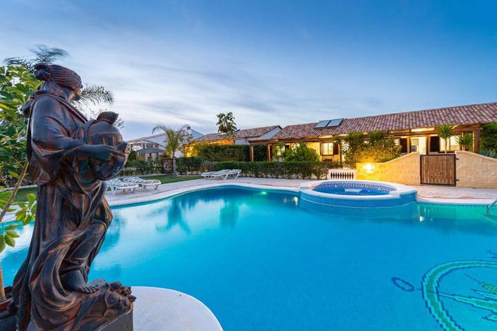 Casa para 2 personas, con jardín además de terraza y piscina en Zahora