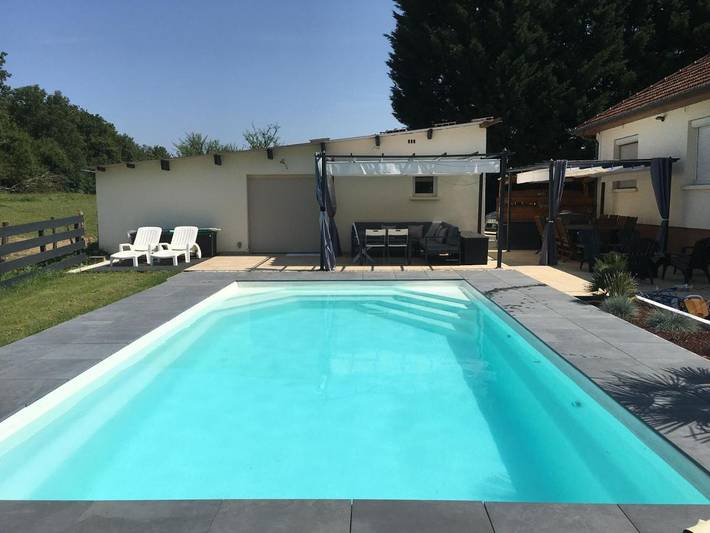 Gîte pour 4 personnes, avec Terrasse et Jardin ainsi que Piscine et Vue à Saint-Seine-en-Bâche