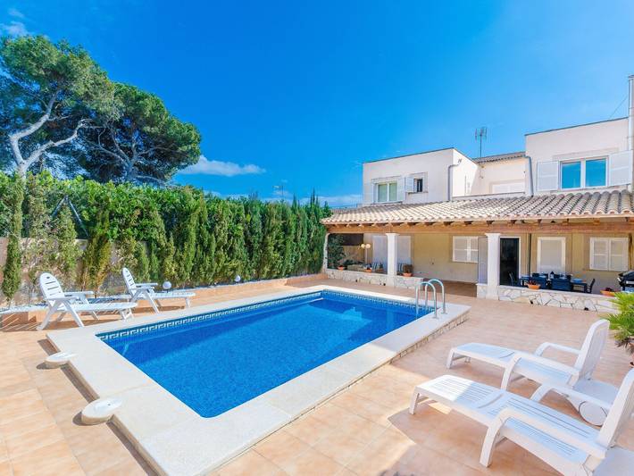 Ferienhaus für 8 Personen, mit Terrasse und Garten sowie Pool in Cala Pi