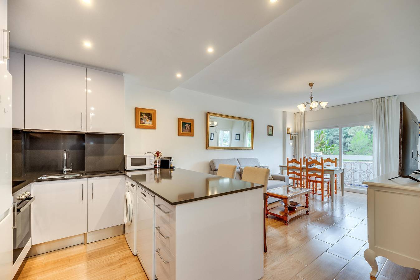 Apartamento entero, Apartamento "Piso cerca a la Playa" con piscina, balcón y Wi-Fi in Plaza de los Naranjos, Marbella