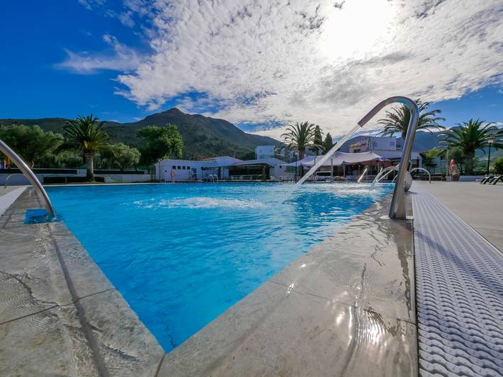 Gîte pour 4 personnes, avec jardin et piscine, adapté aux familles à Roses