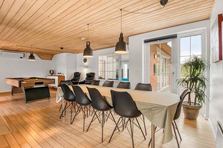 Øhusevej 18 is a lovely pool house where dogs are allowed, and it includes a pool table. in Ulfborg, Región de Holstebro