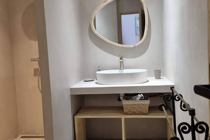 Gîte pour 4 personnes, avec jardin et terrasse à Saint-Étienne-du-Grès - 4