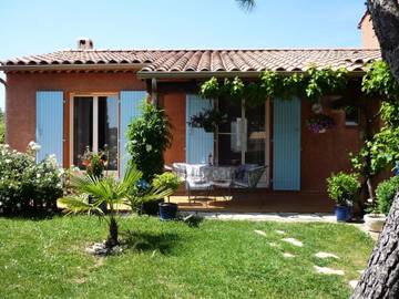 Location de vacances pour 4 personnes, avec jardin et piscine à Pierrevert