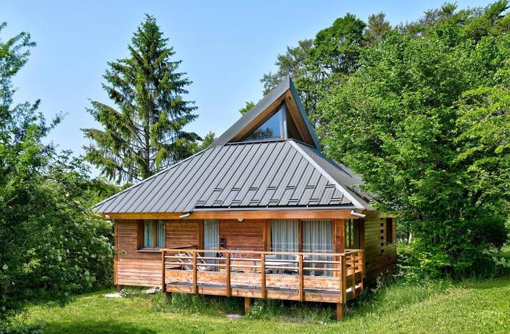 Gîte pour 5 personnes, avec Balcon et Jacuzzi ainsi que Terrasse et Jardin à Cerniébaud