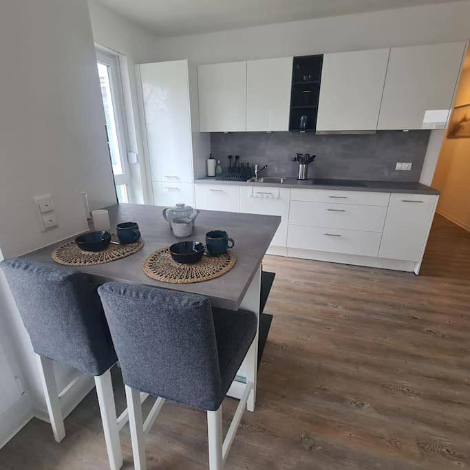 Ganze Wohnung, Bookandstay24 Hanau Ferienwohnung mit Küche, Balkon und Parkplatz in Hanau, Main-Kinzig-Kreis