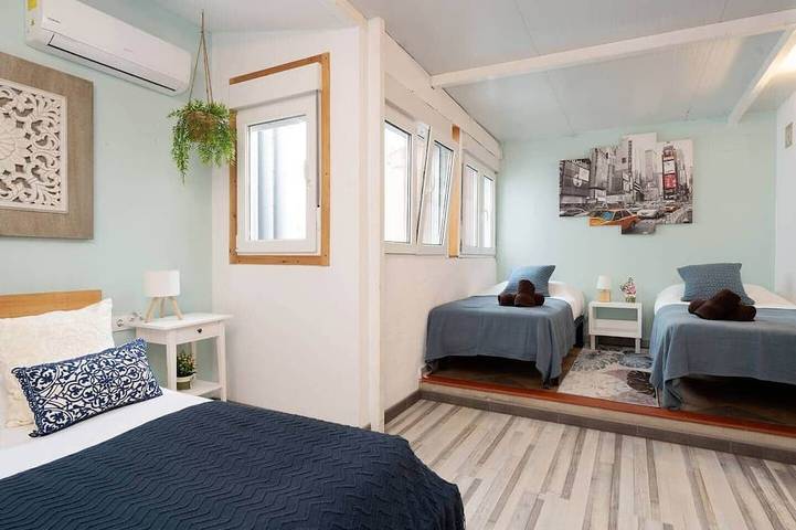 Entire apartment, Penthouse with terrace 20' Barcelona center / 10' walk to the beach / 15' Fórum Bcn in Sant Adrià de Besòs, Barcelonès