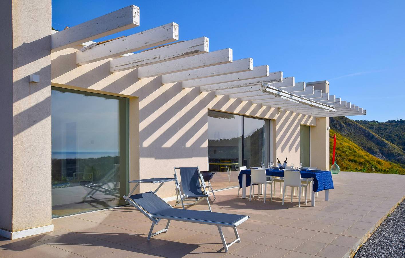 Cozy Beachside Apartment with WiFi & Parking in Tyrrhenian Coast Kalabria