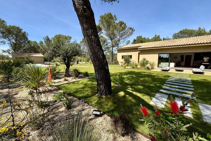 Location de vacances pour 7 personnes, avec jardin ainsi que piscine et terrasse à Rognes - 2