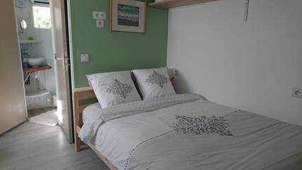 Gîte pour 2 personnes, avec vue et jardin à Château-l'Évêque