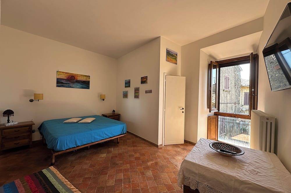 Entire apartment, Elegant and Spacious Apartment in the heart of Bracciano near Rome in Bracciano, Lake Bracciano