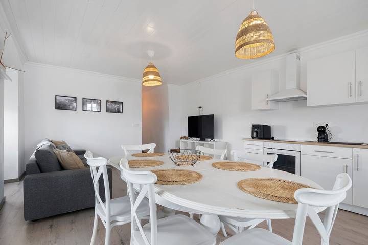 Apartment 'Branca' with Sea View, Private Terrace and Wi-Fi in Ribeiras, Pico (Azores)