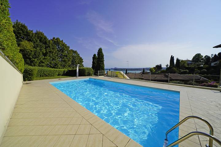 Location de vacances pour 5 personnes, avec sauna ainsi que vue sur le lac et balcon à Gardone Riviera