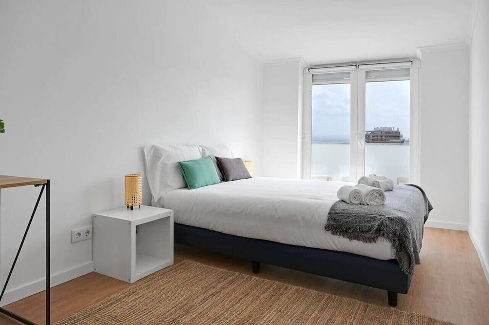 Ganze Wohnung, Sunny Apt - Almada - Balcony w/ River View! in Almada, Halbinsel von Setúbal