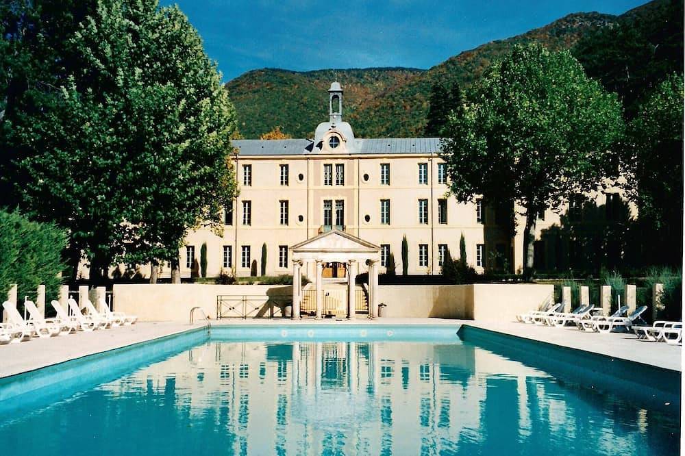 Entire apartment, Apartment in Rhone Alpes near Ski Slopes in Montbrun-les-Bains, Nyons region
