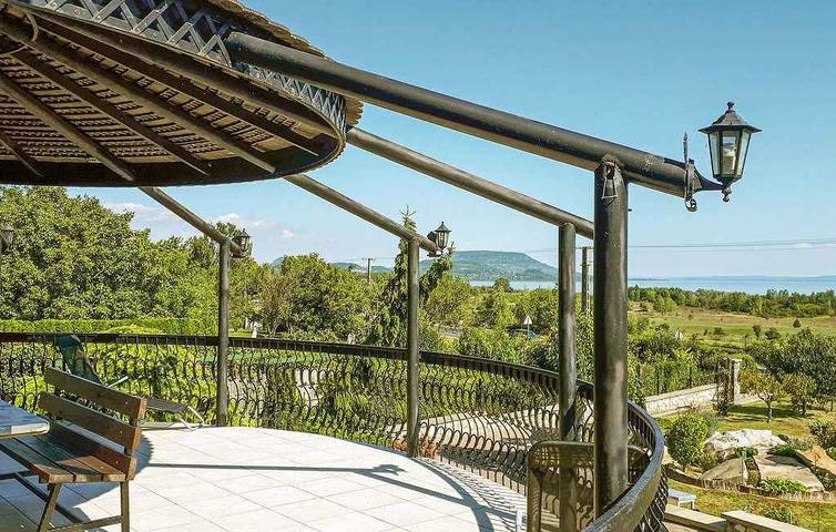 Ferienhaus mit Panoramablick auf den Plattensee, Wlan, Waschmaschine in Balatongyörök, Balaton Hochland Nationalpark