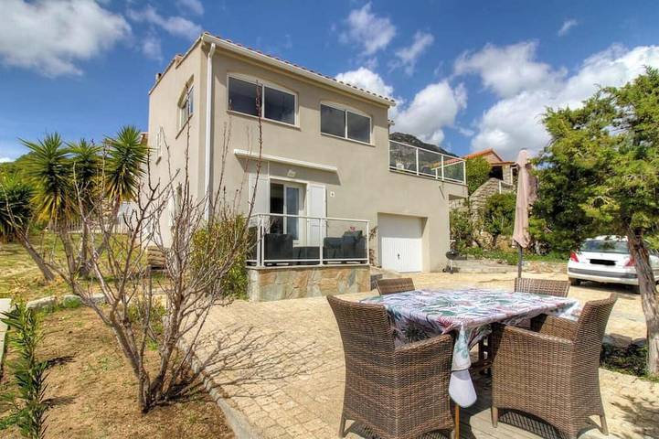 Location de vacances pour 6 personnes, avec terrasse, animaux acceptés dans Plage de Scodi-Neri