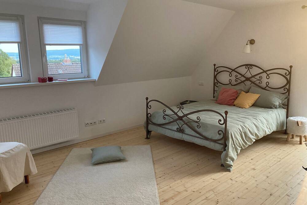 Gemütliches helles Ferienhaus mit schönem Weitblick, sonniger Balkon, Kachelofen in Hessisch Oldendorf, Weserbergland