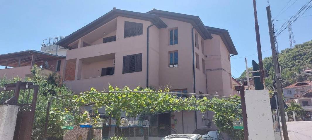 B&b per 3 persone, con Balcone e Terrazza nonché Giardino e Panorama a Tirana
