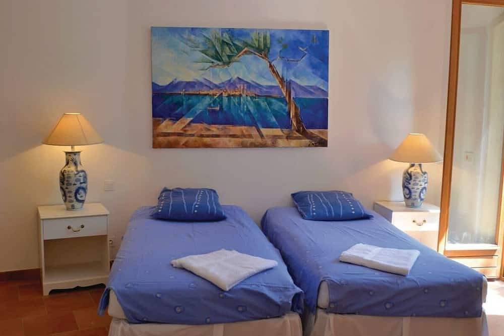 Spacious Villa for 6 - amazing pool and views in Callian, Draguignan region