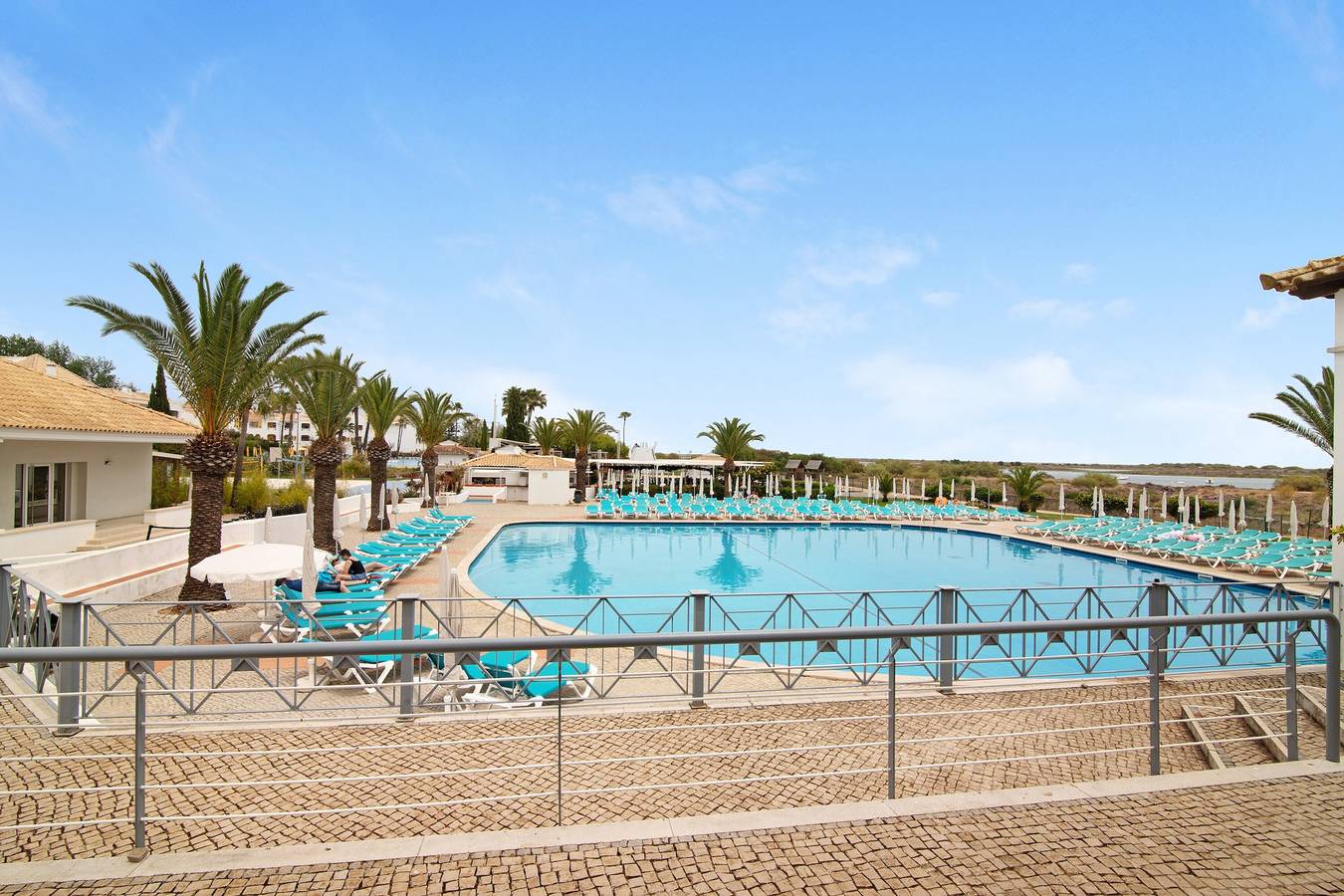 Apartamento inteiro, Apartamento 'Golden Ocean' com piscina partilhada, Wi-Fi e Ar Condicionado in Cabanas de Tavira, Conceição e Cabanas de Tavira