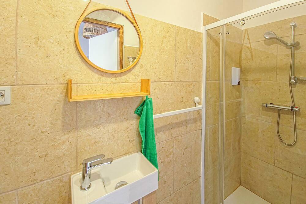 Entire apartment, Villa Léonfine \"champ fleuri\" gite in Le Cannet-des-Maures, Draguignan region