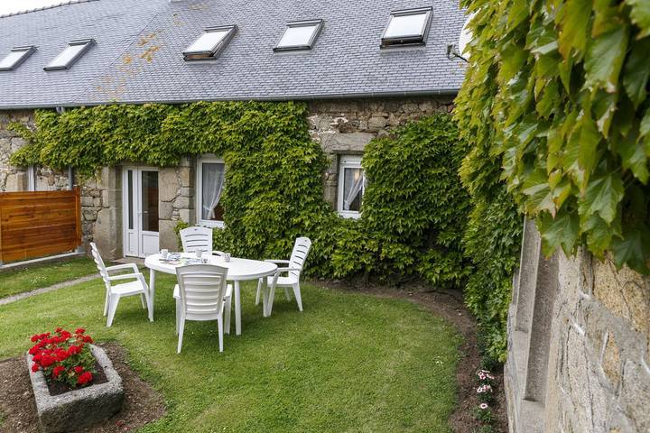 Gîte pour 4 personnes, avec terrasse et jardin à Plougrescant - 2