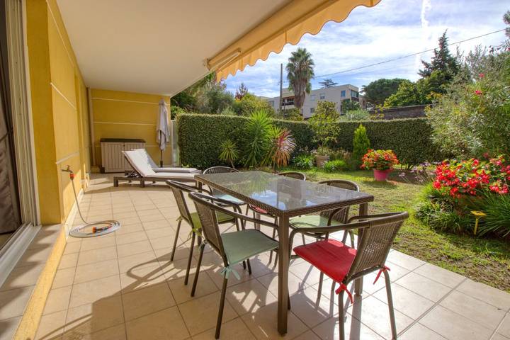 Gîte pour 4 personnes, avec terrasse ainsi que jardin et piscine à Vallauris - 4