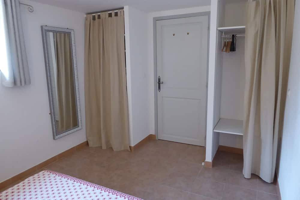 Entire apartment, Sous les Arbres - private pool, great views, relax, unwind, get closer to nature in Montagudet, Quercy