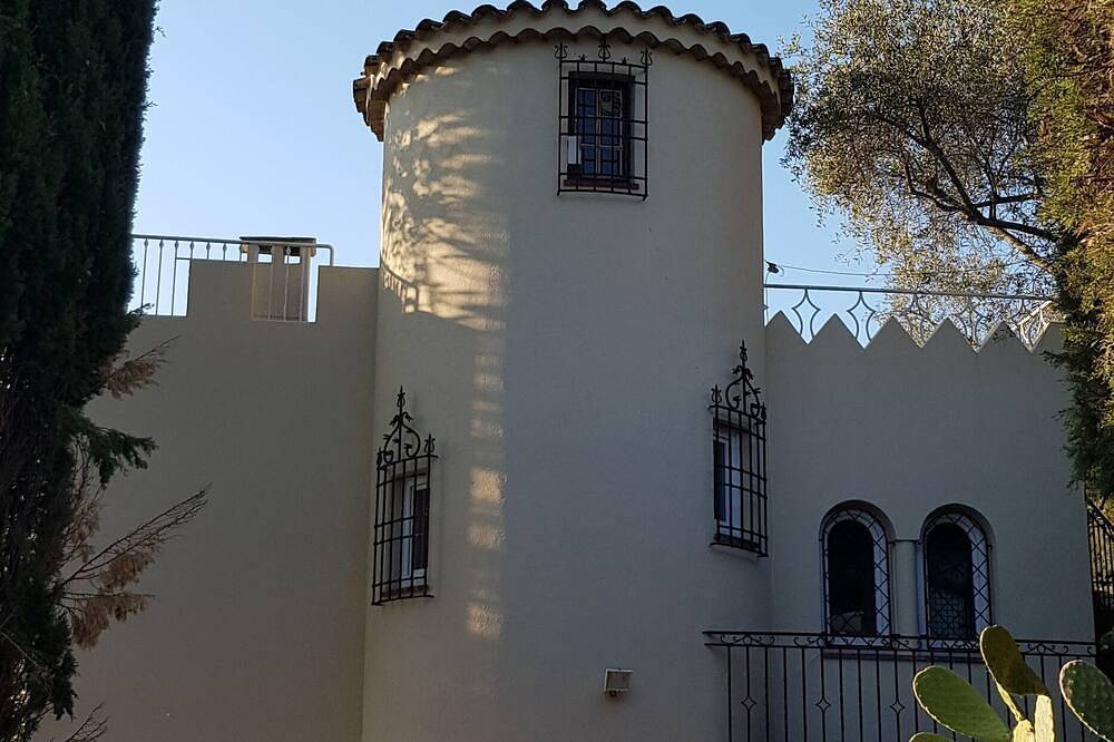Entire apartment, Villa Appartment 100m², Mougins, incredible view, superb indoor pool in Mougins, Cannes region