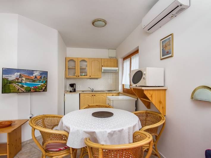Ferienwohnung für 5 Personen, mit Terrasse und Garten in Balatonmariafürdö - 4