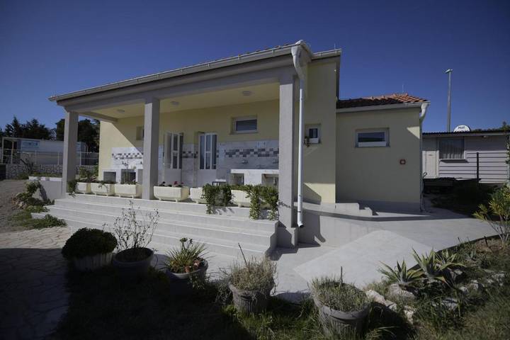 Camping pour 3 personnes, avec terrasse et vue, animaux acceptés à Pakoštane - 4