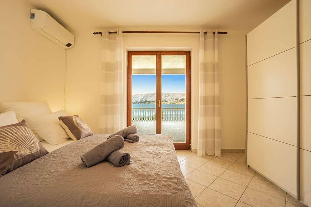 Ganze Wohnung, Apartment right on the sea, boat dock and shared terrace on the beach in Metajna, Pag