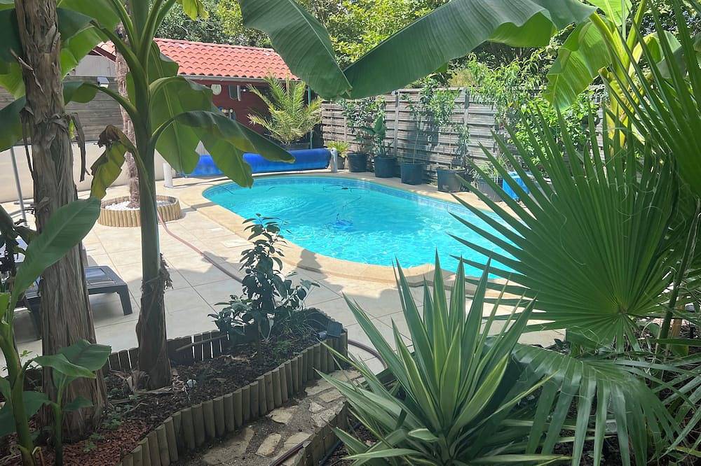 Chambre Avec Piscine Et Climatisation. in Cambo-les-Bains, Région de Bayonne