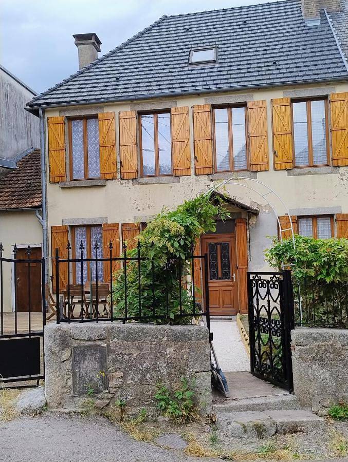 Location de vacances pour 7 personnes, avec jardin et terrasse à Lormes