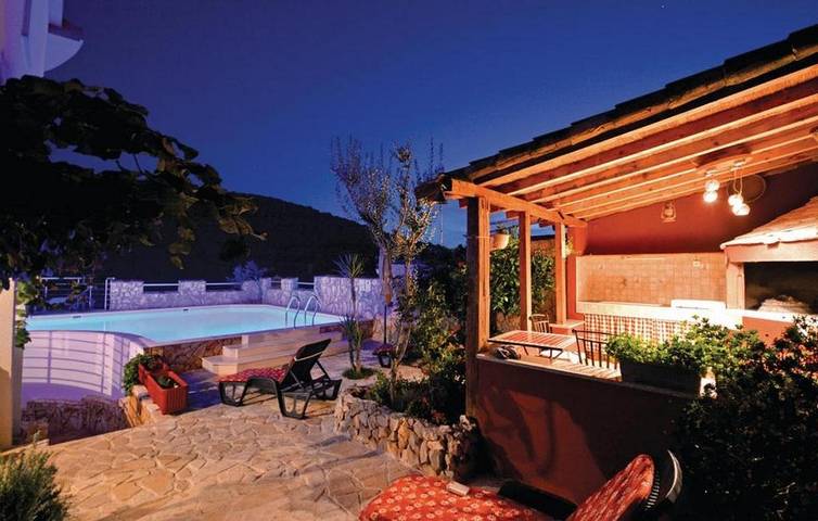 Ferienhaus für 7 Personen, mit Pool und Balkon/Terrasse in Marina