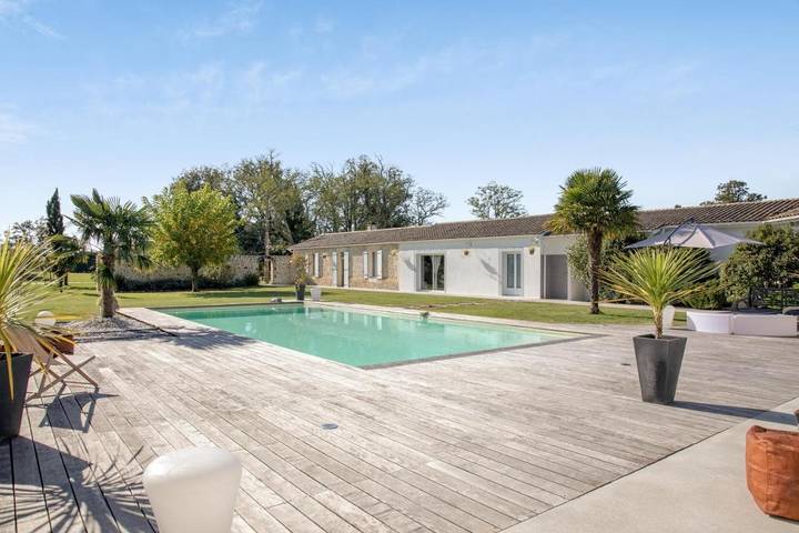 Location de vacances pour 12 personnes, avec terrasse ainsi que jardin et piscine à Saint-Germain-d'Esteuil - 2