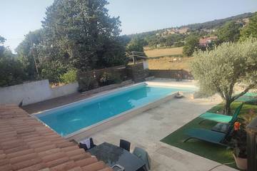 Gîte pour 3 personnes, avec jardin et piscine à Lussan