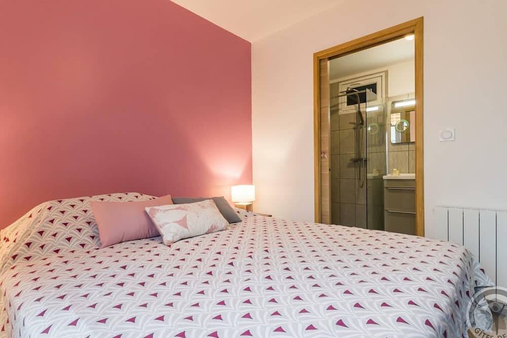 Modern Home with Private Courtyard, Terrace & Bikes, Near Port in Saint-Vaast-la-Hougue in Saint-Vaast-la-Hougue, Cherbourg region
