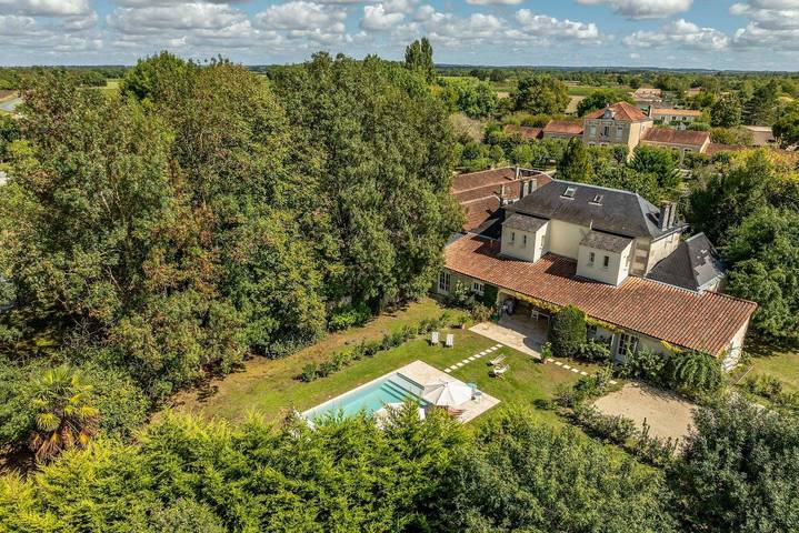 Location de vacances pour 8 personnes, avec Jardin et Piscine dans Brie-sous-Matha