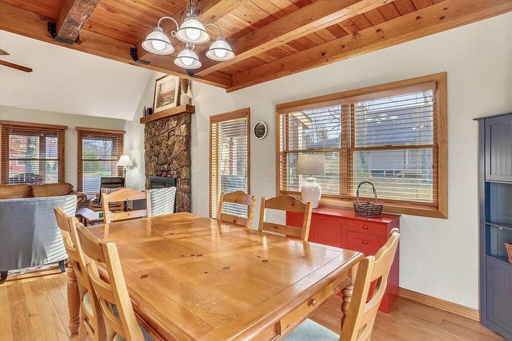 Vacation rental for 8 people, with yard and hot tub as well as terrace in Canaan Valley