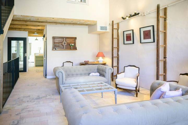 Location de vacances pour 22 personnes, avec terrasse ainsi que jardin et piscine à Alleins - 4