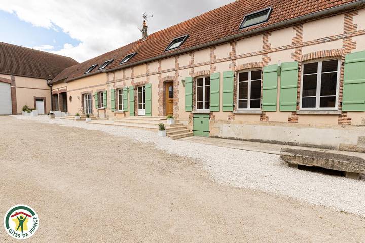 Gîte pour 9 personnes, avec Terrasse dans Reuves