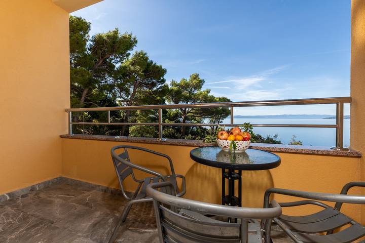 Ferienwohnung für 4 Personen, mit Balkon/Terrasse in Krvavica
