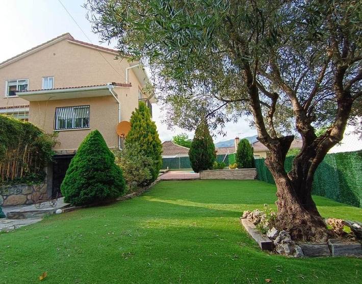 Apartamento para 12 personas, con Terraza y Jardín además de Piscina y Vistas en Becerril de la Sierra